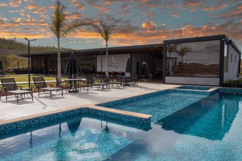 Bazén v ubytování Cipó Chalés nebo v jeho okolí