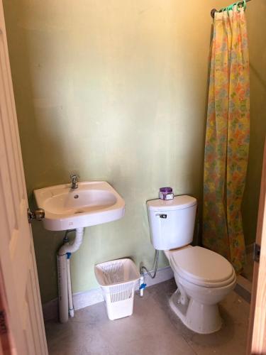 Koupelna v ubytování cabinas lalis playa blanca