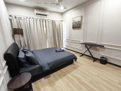 Ayu Blue Lagoon PD by GPH في Gua Sai: غرفة نوم بها سرير وطاولة في الغرفة