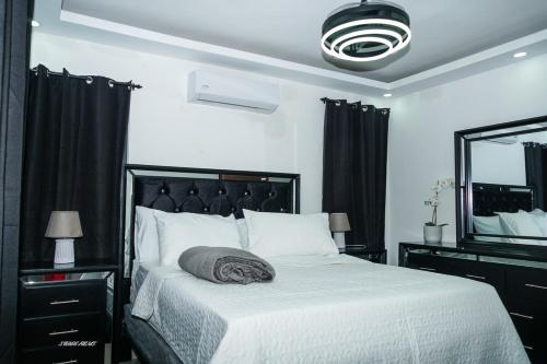 a bedroom with a large bed with a large mirror at Penthouse Palmares SkyView in La Romana