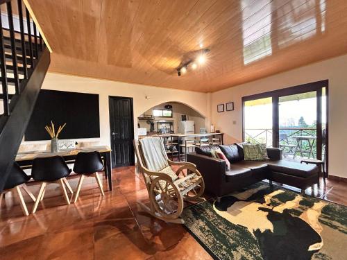 Posezení v ubytování Cabaña con vista al volcán Barú