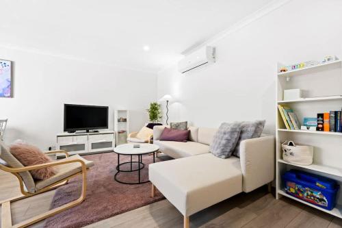 Μια τηλεόραση ή/και κέντρο ψυχαγωγίας στο Modern 2BR Home in Wyndham Vale