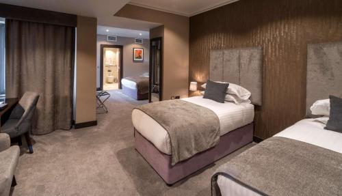 Giường trong phòng chung tại DoubleTree by Hilton Belfast City Ten Square