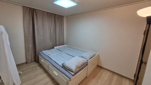 En eller flere senge i et værelse på Nick's home