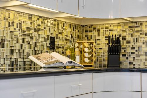 un mostrador de cocina con un libro abierto. en Family Staycation Retreat 7BDR Sauna Games, 