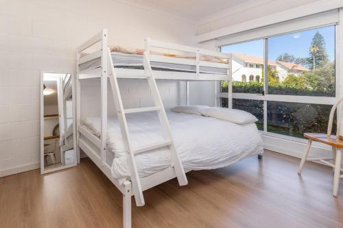 En eller flere senge i et værelse på Blueys Beach Villa Manyana 11