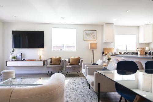 een woonkamer met banken en een flatscreen-tv bij Modern 5-bedroom House FREE parking in Los Angeles