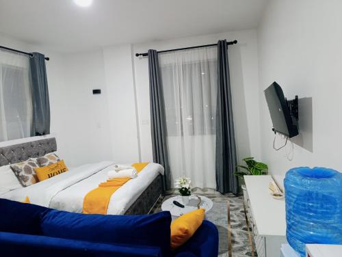 Naivera Membley star heights في Ruiru: غرفة معيشة بها سريرين وأريكة