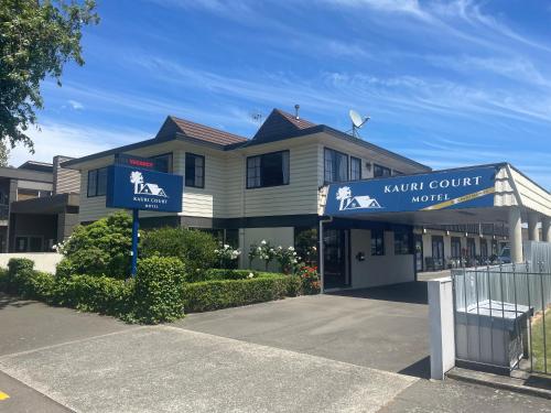 a building with a sign that reads kuana court motel at Kauri Court Motel and Apartments in Palmerston North