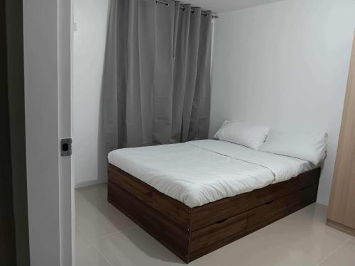 Ένα ή περισσότερα κρεβάτια σε δωμάτιο στο Californian-inspired condo with rooftop swimming pool