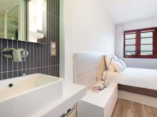 Un baño de Novotel Suites Perpignan Centre - Grandes Suites & Confort Centre-Ville