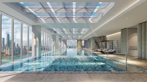 een weergave van een zwembad in een gebouw bij Hilton Shaoxing Hotel And Residences in Shaoxing