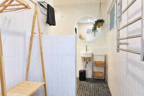 Et badeværelse på Beachy Keen at Avoca with Private Magnesium Pool