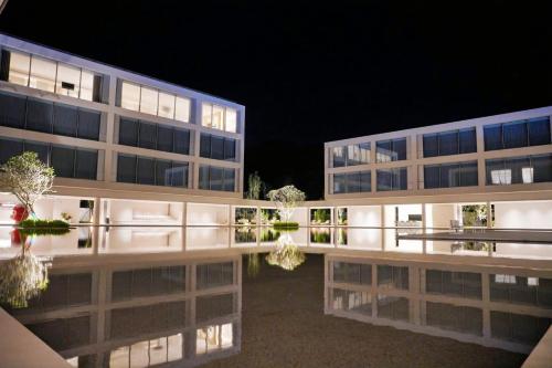 Bazén v ubytování The UECHAO Hotel Riyuebay nebo v jeho okolí