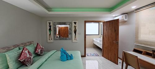 En eller flere senge i et værelse på Villa Summer - Private villa by the sea