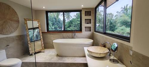 Et badeværelse på Villa Summer - Private villa by the sea