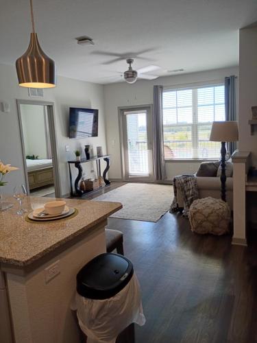 TV a/nebo společenská místnost v ubytování Luxury Views By The Water 1 in Madison, Airport , Toyota Field, Arsenal