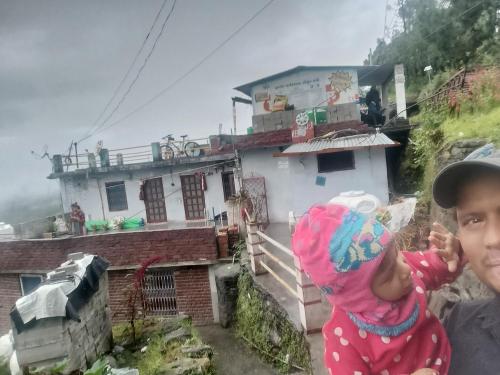 Επισκέπτες που μένουν στο jai maa kasardevi homestay