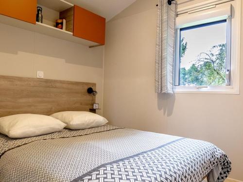 Ένα ή περισσότερα κρεβάτια σε δωμάτιο στο Mobil home avec Spa privatif et Terrasse à Pordic - API-1-52-1201