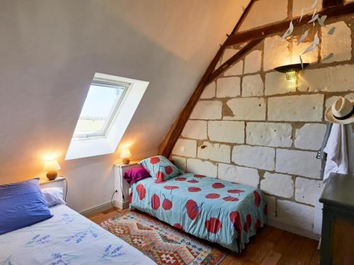 Ένα ή περισσότερα κρεβάτια σε δωμάτιο στο Gîte de charme avec jardin privatif en Touraine - FR-1-381-642