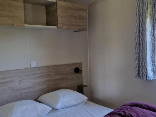 Ένα ή περισσότερα κρεβάτια σε δωμάτιο στο Mobil home confortable avec terrasse à Pordic - API-1-52-1206