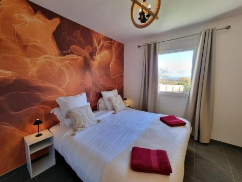 Un dormitorio con una cama grande con una pared de roca. en Gîte spacieux 12 pers à Saint-Germain-Laval - Confort et charme - FR-1-496-378, en Saint-Germain-Laval