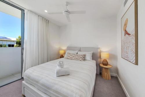 Ένα ή περισσότερα κρεβάτια σε δωμάτιο στο Azzure Beachside Bokarina Escape