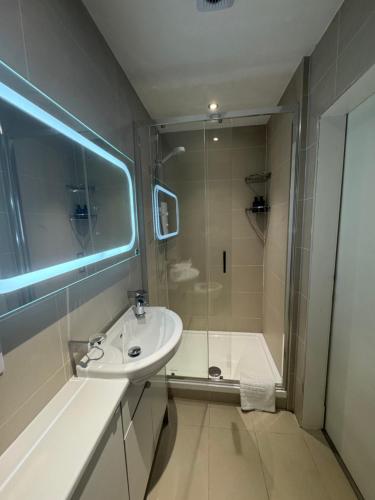 Uma casa de banho em West Coates Mansion