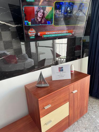 a tv sitting on top of a dresser in a room at Suite VIP frente al mar en el corazón de Acapulco in Acapulco