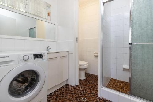 Et badeværelse på Blueys Beach Villa Manyana 14