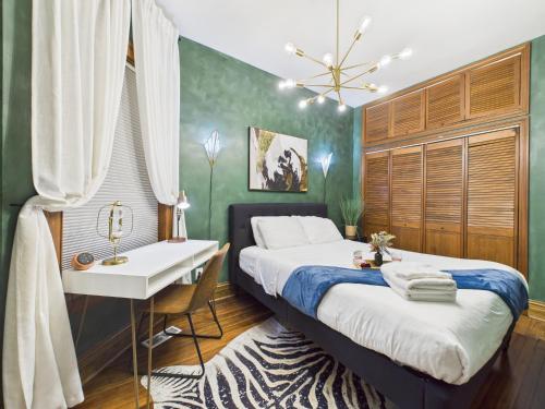 ein Schlafzimmer mit einem Bett, einem Schreibtisch und einem Tisch in der Unterkunft Game Day Stay Steps to Wrigley Garage in Chicago