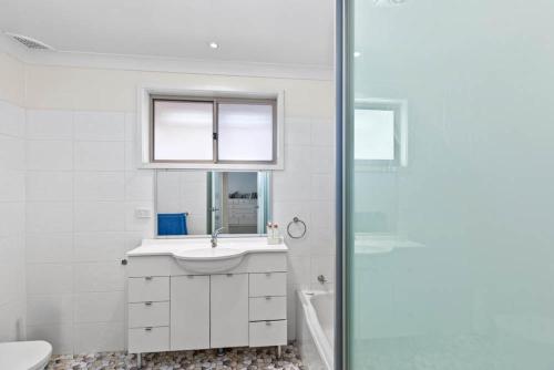 Ένα μπάνιο στο Sunlit Pool Your Holiday Centrepiece