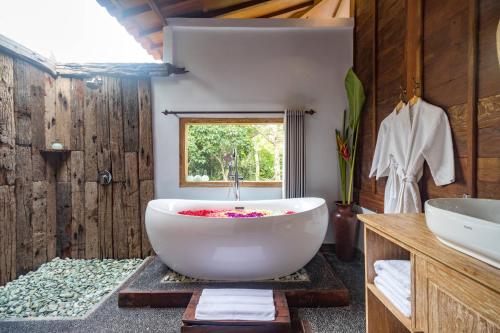 Et badeværelse på Be Bali Hut Farm Stay