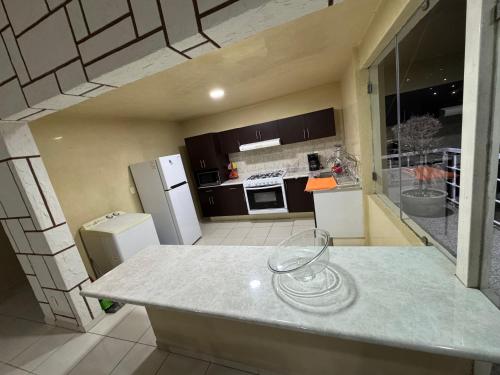 eine Küche mit einer Theke mit einer Glasschüssel darauf in der Unterkunft Casa del Lago in Presa Requena