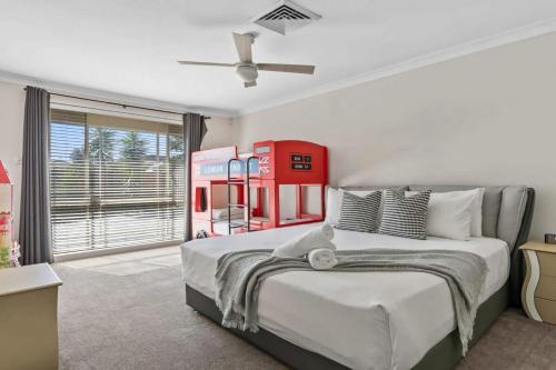 een slaapkamer met een groot bed en een tankstation bij Sandy Serenity - Pet Friendly Beach House in The Entrance