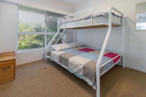 Ένα ή περισσότερα κρεβάτια σε δωμάτιο στο Blueys Beach Villa Manyana 26