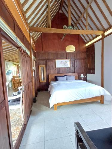 Ένα ή περισσότερα κρεβάτια σε δωμάτιο στο Breeze and Blossom Cottage Maguwo