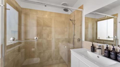 Un baño con ducha, lavabo y espejo. en Bendigo Lakeside, en Eaglehawk