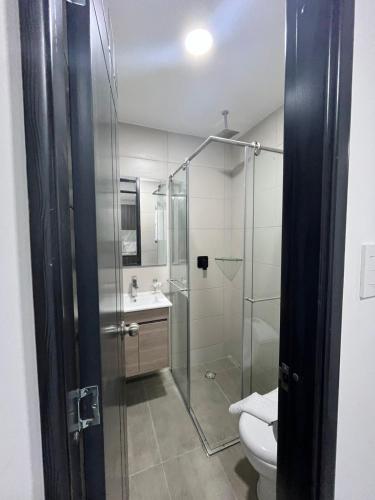 a bathroom with a glass shower and a toilet at Apartamento moderno, central, inteligente y totalmente equipado in Duitama