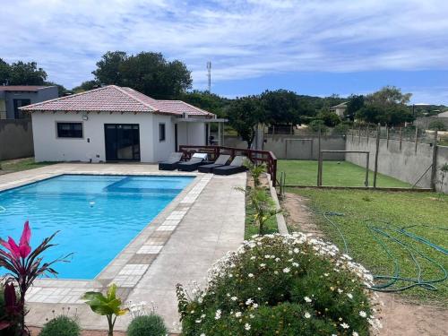 Πισίνα στο ή κοντά στο Ponta Rest House