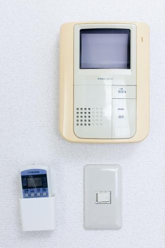 an old computer and a scale on a wall at ハイクレスト中野202 in Tokyo