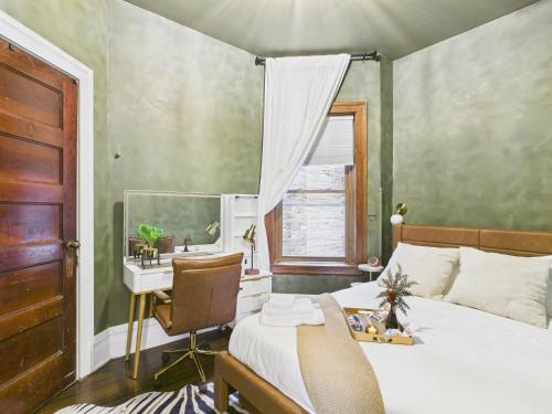 een slaapkamer met een bed, een bureau en een raam bij Wrigley Pet Friendly Garage Pool Table WD in Chicago