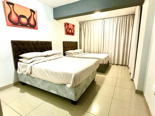 Postel nebo postele na pokoji v ubytování Sandz accomodation at 108