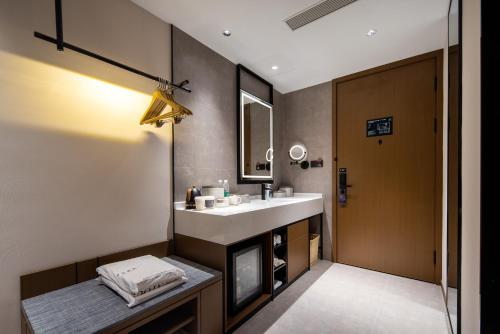 Ένα ή περισσότερα κρεβάτια σε δωμάτιο στο Atour Hotel Shanghai Pudong Airport Zhunan Road