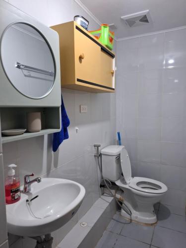 Ванная комната в Affordable 2-BR Apartment in Central Davao City