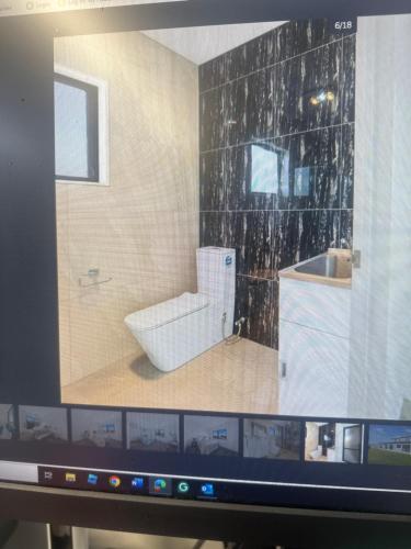 a computer screen of a bathroom with a toilet at Airport Heaven Comfort Home in Auckland