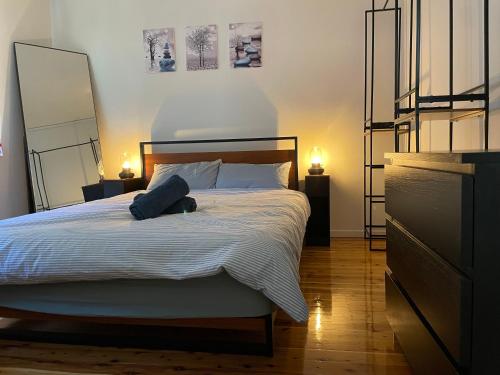 a bedroom with a bed with a teddy bear on it at Marsfield-Queen-MacUni-MacCentre-Bus-Woolworth in Sydney