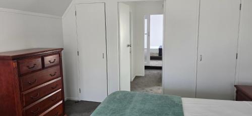 Ένα ή περισσότερα κρεβάτια σε δωμάτιο στο Baden Lodge Motel - PRIVATE SPA Bath