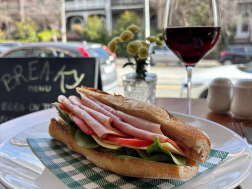 Φαγητό σε αυτό το ξενοδοχείο διαμερισμάτων ή κάπου εκεί κοντά