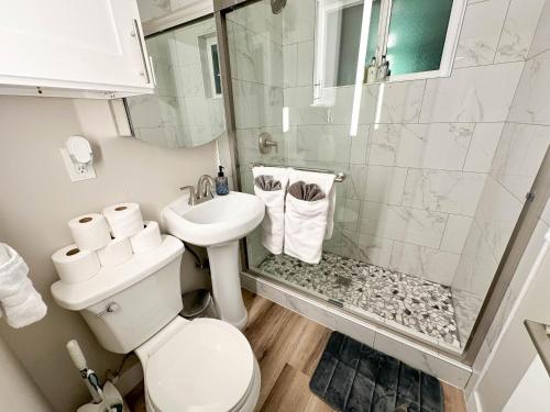 Koupelna v ubytování UrbanZen - Luxury Remodel - Hot Tub - WOW